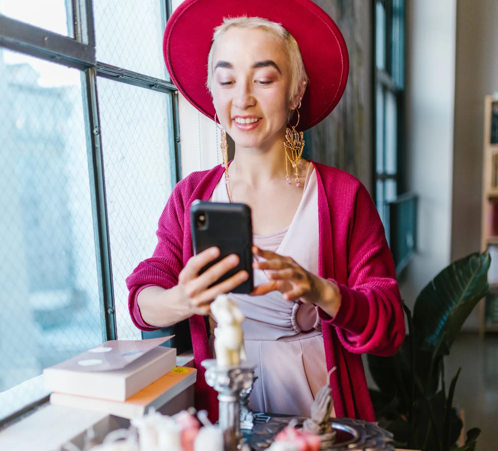 Emprendedora fotografiando sus productos con el celular para publicarlos
