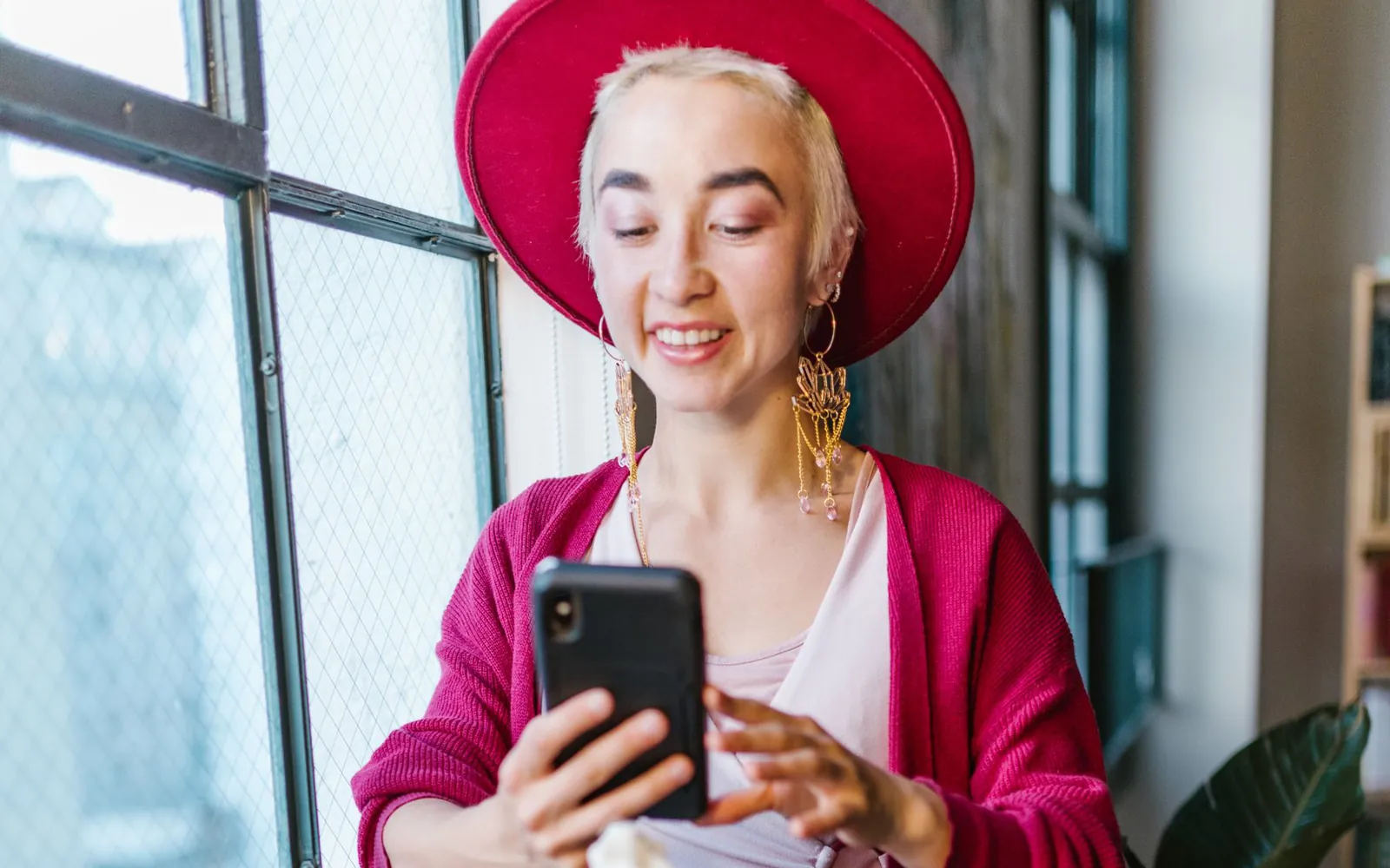 Emprendedora fotografiando sus productos con el celular
