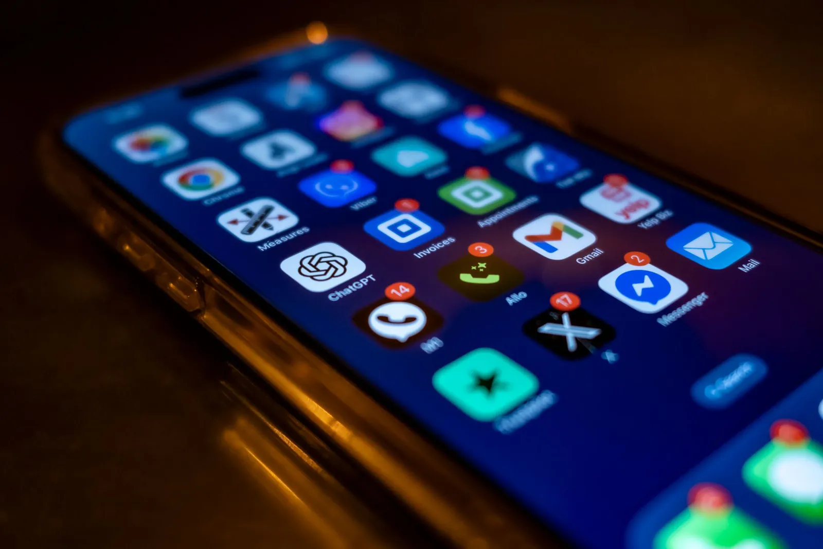 Pantalla de un celular llena de notificaciones